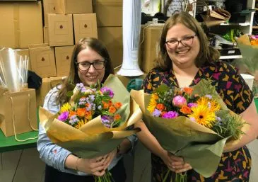 seasonal handtied flower class learning how to make a professional flower bouquet